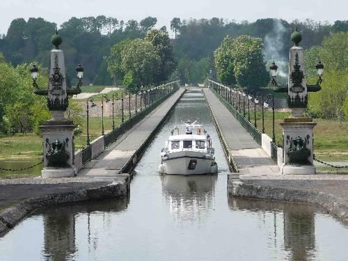 arcas-canal-lat-loire.jpg